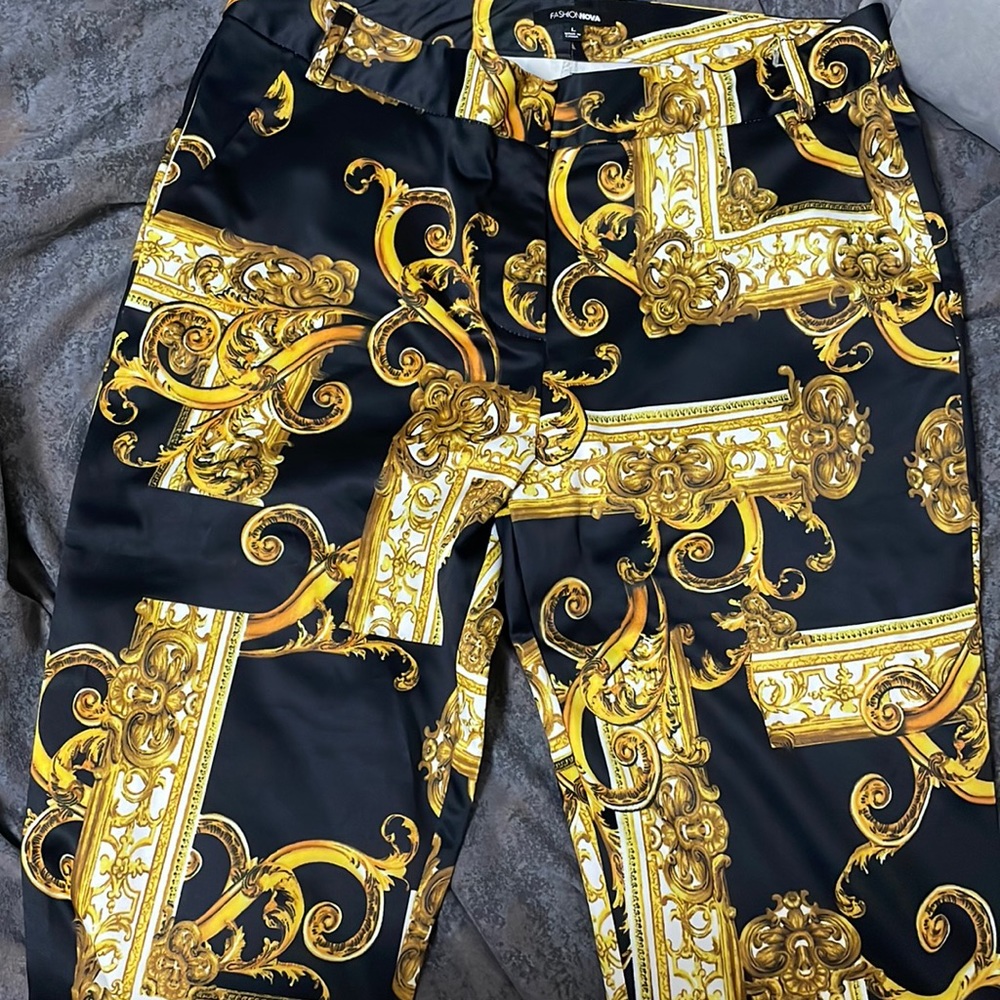 Two Piece Gold & Black blazer suit. Size L. Good condition